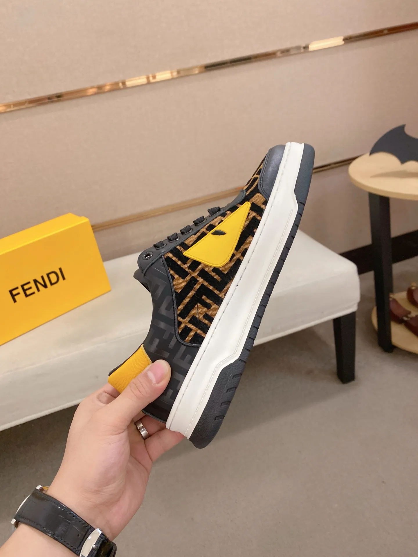 Men's shoes💰: 400💰[Fendi] Fendi's latest casual shoes for men! Available at counters simultaneously! A one-to-one replica of the original. All imported official website one-to-one cowhide fabric. The interior is made of top-grade sheepskin, and the original factory-supplied rubber outsole is used. Leading new fashion concepts. Matching code: 38-44. (can be customized for 45 non-refundable)